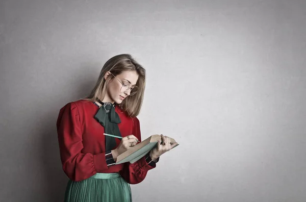 Portret Van Een Meisje Een Boek Schrijven — Stockfoto