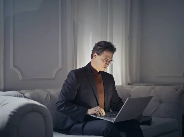 Homem Elegante Usando Laptop Sentado Sofá — Fotografia de Stock