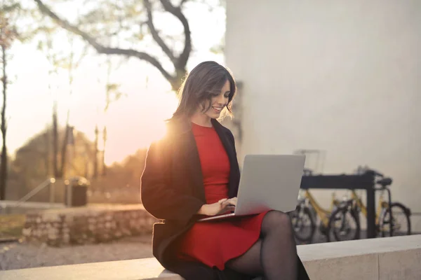 Menina Elegante Usando Laptop Livre — Fotografia de Stock