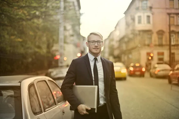 ノート パソコンを持って街のビジネスマン — ストック写真