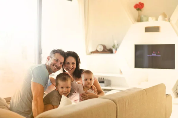 Kanepede Rahatlatıcı Dört Mutlu Aile — Stok fotoğraf