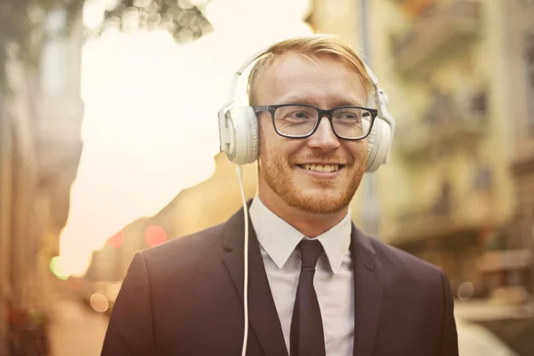 Geschäftsmann Hört Musik Mit Kopfhörern — Stockfoto