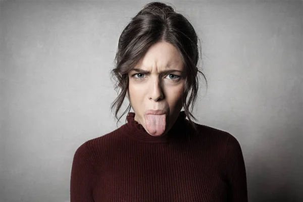 Retrato Una Chica Caucásica Mostrando Lengua —  Fotos de Stock