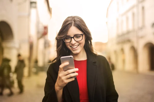 Mädchen Benutzt Ihr Smartphone Freien — Stockfoto