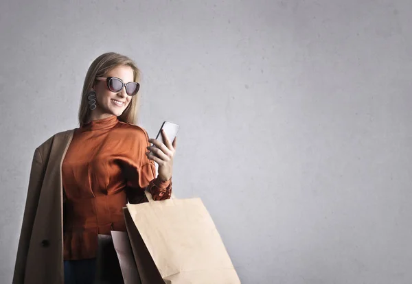 Elegant Young Woman Shopping Bags Using Her Phone — Stock Photo, Image