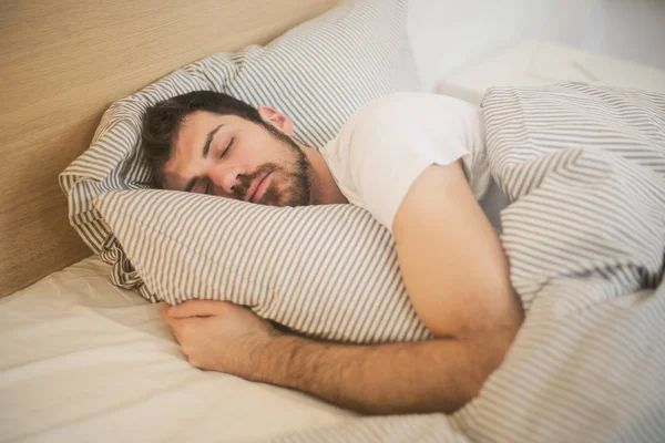 Man Slapen Zijn Bed — Stockfoto