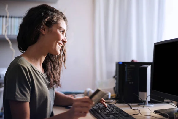 Ragazza Che Utilizza Computer Una Carta Credito — Foto Stock