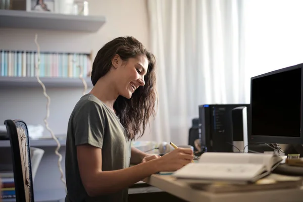 Sonriendo Sentado Escritorio Chica Escribiendo — Foto de Stock