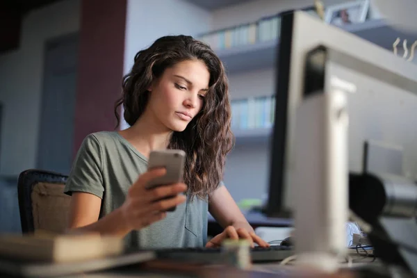 Lachende Meisje Thuis Een Computer Gebruikt — Stockfoto