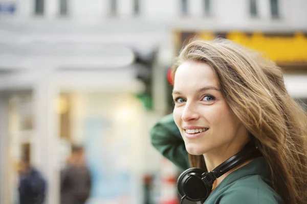 ヘッドフォンで屋外の若い女性の肖像画 — ストック写真