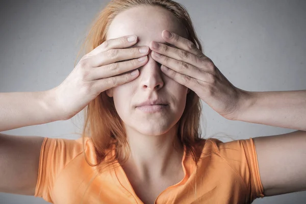 Porträt Einer Frau Die Ihre Augen Mit Händen Bedeckt — Stockfoto