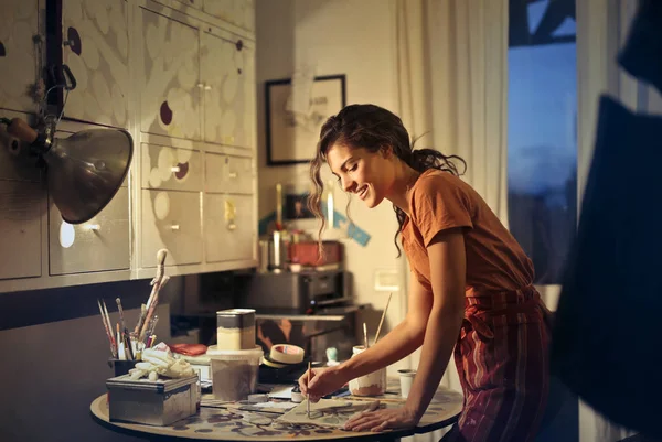 Junge Künstlerin Bei Der Arbeit Ihrem Labor — Stockfoto