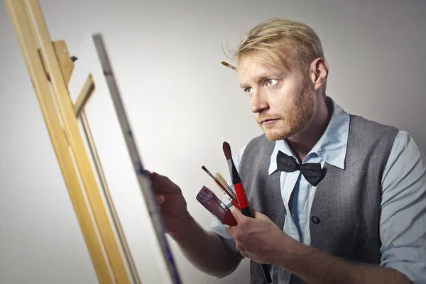 Künstler Mit Fliege Der Auf Leinwand Malt — Stockfoto