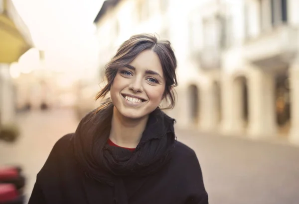 Lächelndes Mädchen Auf Einer Straße Der Innenstadt — Stockfoto