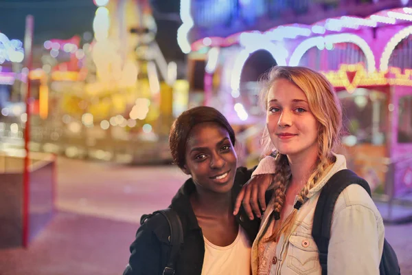 Duas Meninas Frente Lunapark — Fotografia de Stock