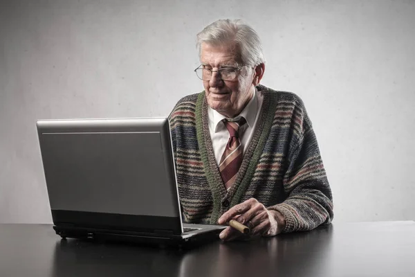 Homem Envelhecido Com Charuto Mão Usando Computador — Fotografia de Stock