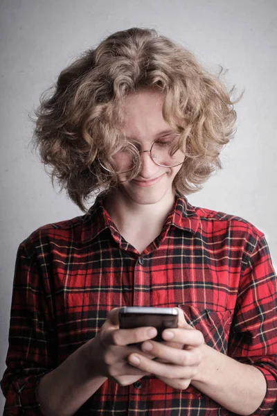 Junge Benutzte Sein Smartphone — Stockfoto