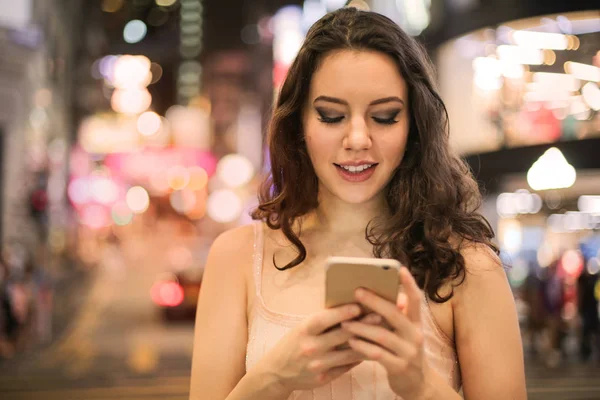 Retrato Una Mujer Caucásica Usando Teléfono Inteligente Aire Libre — Foto de Stock