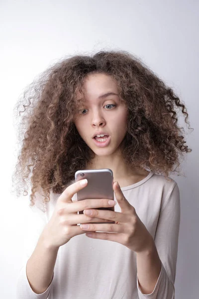 Retrato Una Chica Con Pelo Rizado Usando Smartphone Con Una —  Fotos de Stock