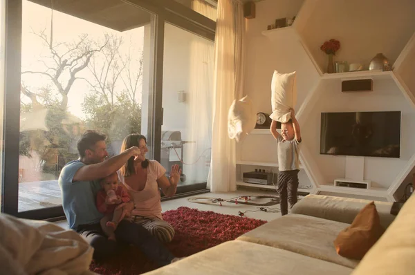 Eine Vierköpfige Familie Vergnügt Sich Wohnzimmer — Stockfoto