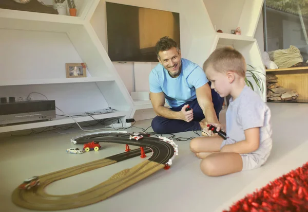 Een Vader Zoon Spelen Samen Met Een Spoor Van Auto — Stockfoto
