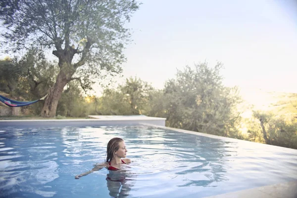 Uma Jovem Caucasiana Relaxando Uma Piscina Campo — Fotografia de Stock