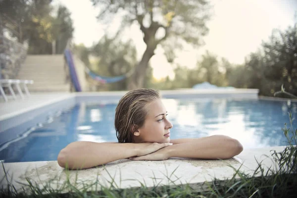 Een Jonge Kaukasische Vrouw Ontspannen Een Zwembad Het Platteland — Stockfoto