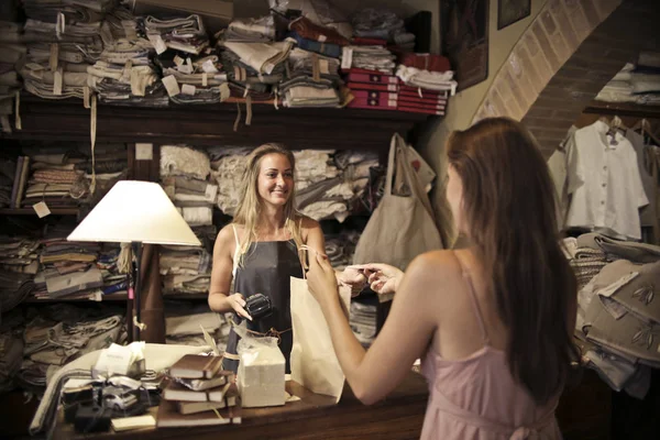 年轻的微笑工匠在商店向顾客销售产品 — 图库照片