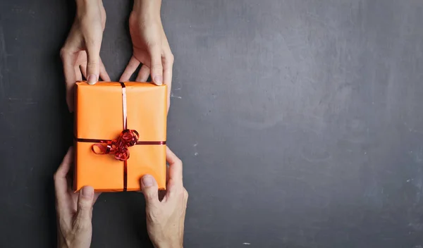 Minimal Representation Exchanging Gift — Stock Photo, Image