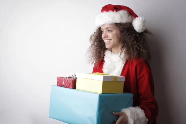 Meisje Met Krullend Haar Verkleed Als Santa Claus Ondersteunen Sommige — Stockfoto