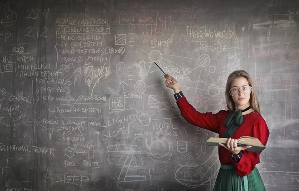 Jovem Professora Com Óculos Mostrando Algumas Informações Quadro Negro — Fotografia de Stock