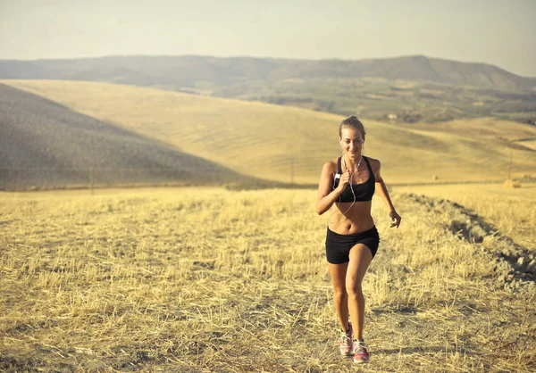 Kırsal Kesimde Çalışan Genç Sportif Kadın — Stok fotoğraf