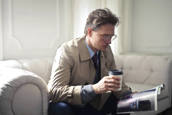 Jonge Elegante Zakenman Lezen Van Een Tijdschrift Terwijl Het Drinken — Stockfoto