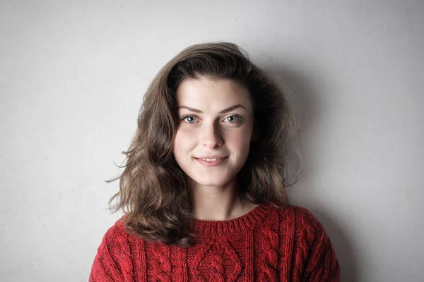 Retrato Uma Jovem Caucasiana Com Olhos Bue Jumper Vermelho — Fotografia de Stock