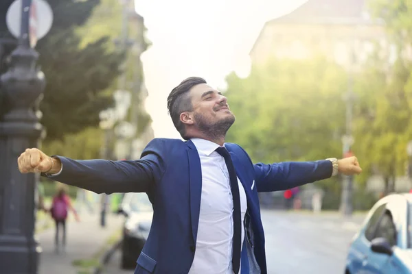 Retrato Empresário Positivo Feliz Exultante Uma Avenida — Fotografia de Stock