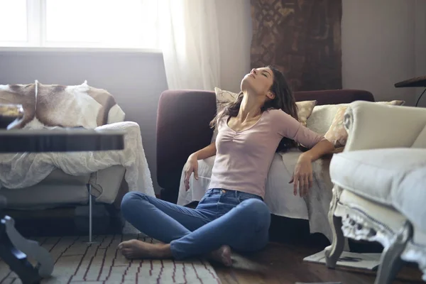 Mulher Branca Jovem Relaxante Uma Sala Estar — Fotografia de Stock