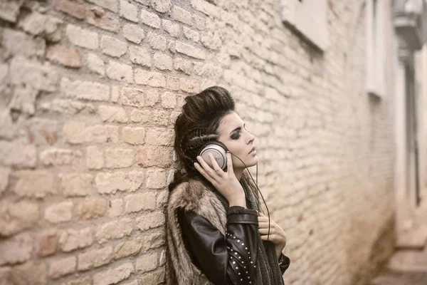 Портрет Красивої Кавказької Молодої Жінки Слухає Музику Навушниками Центрі Міста — стокове фото