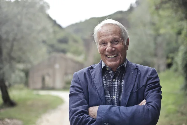 Kırsal Bir Ceket Ile Yaşlı Bir Gülümseyen Adam Portresi — Stok fotoğraf