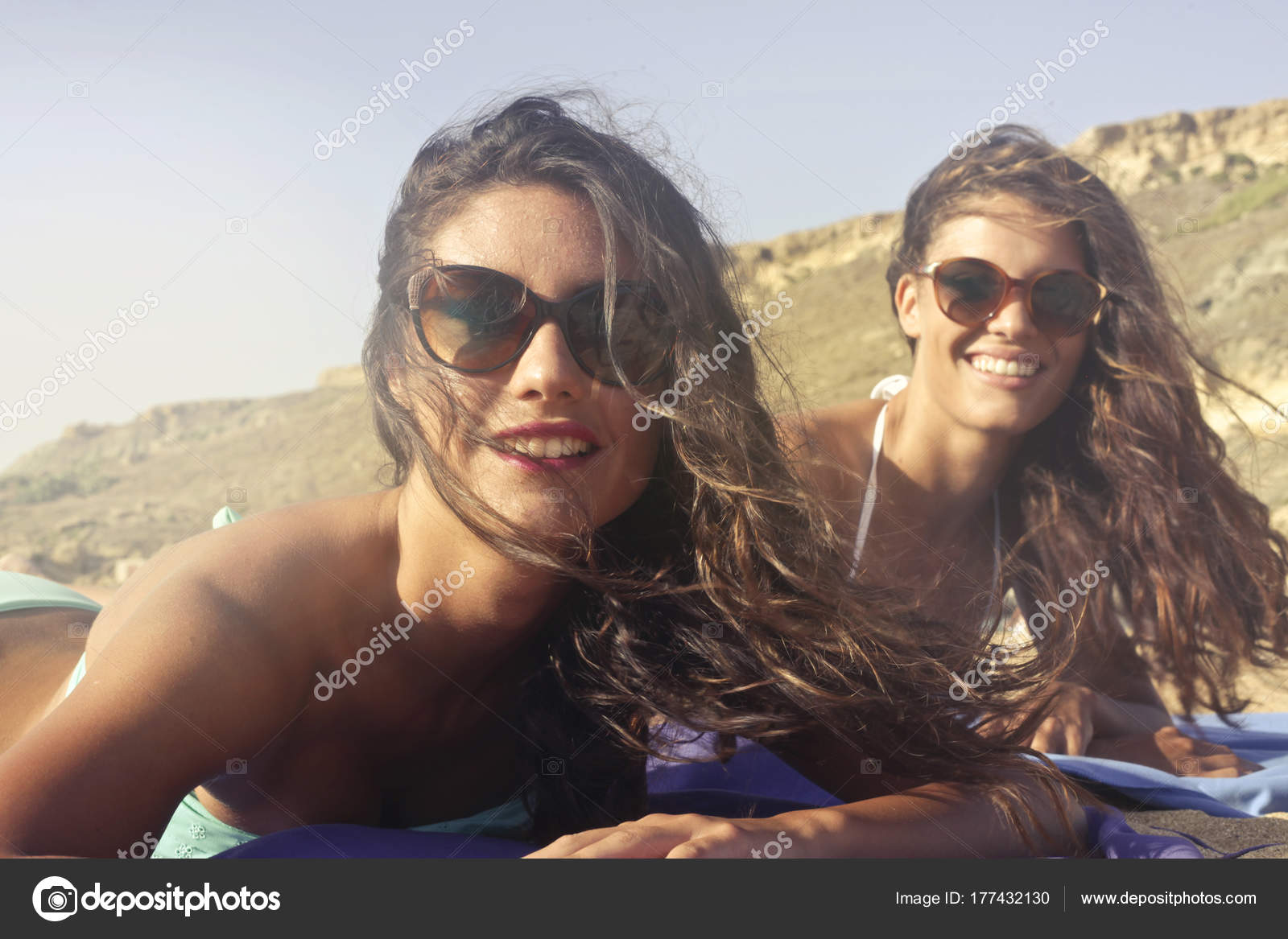 Soleil Jeunes Femmes Deux Avec Lunettes Caucasiennes Bronzer Sur hQrdsCt