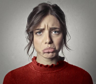 Hüzünlü bir ifadeyle beyaz bir kadının portresi