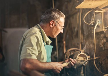 Onun laboratuvar çalışmalarında, yaşlı beyaz esnaf 