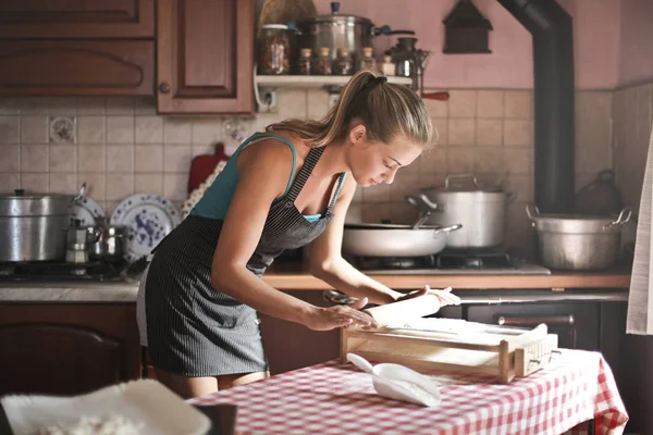 Mujer Joven Caucásica Preparando Pasta Una Manera Tradicional —  Fotos de Stock