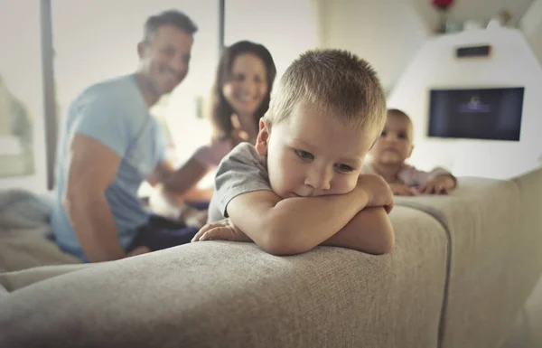 Verdrietig Kind Met Een Droevige Uitdrukking Een Bank Met Zijn — Stockfoto