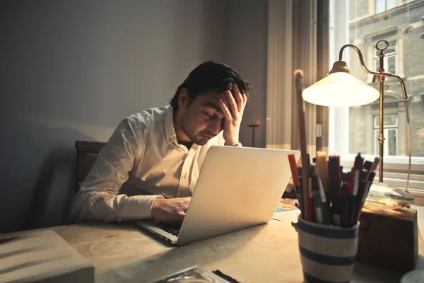 Zmęczony Człowiek Przed Jego Laptop — Zdjęcie stockowe