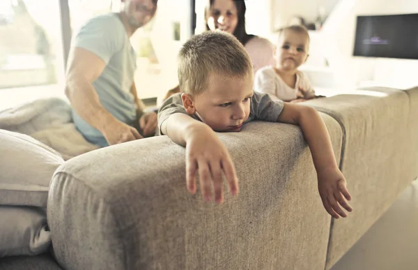 Criança Triste Com Uma Expressão Triste Sofá Com Sua Família — Fotografia de Stock