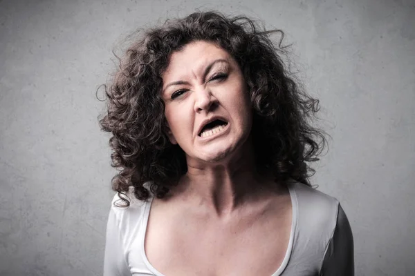 Portrait Une Femme Caucasienne Aux Cheveux Bouclés Avec Visage Colère — Photo