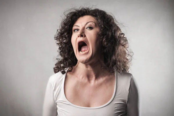 Retrato Una Mujer Caucásica Con Pelo Rizado Gritando —  Fotos de Stock