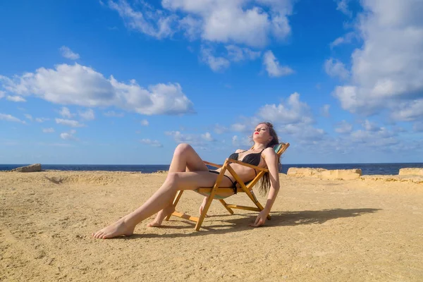 Mulher Branca Sentada Uma Espreguiçadeira Tomando Banho Sol Praia — Fotografia de Stock