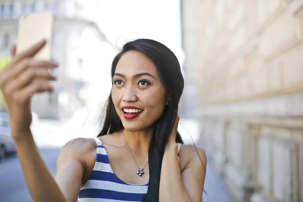 Piękna Kobieta Azjatyckich Biorąc Selfie Centrum Miasta Ulicy — Zdjęcie stockowe
