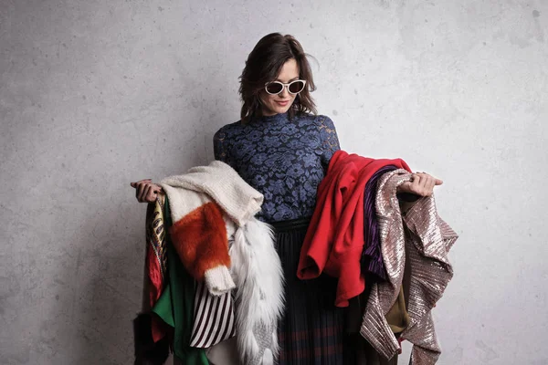 Portrait Une Femme Élégante Avec Des Lunettes Soleilportant Nombreux Vêtements — Photo